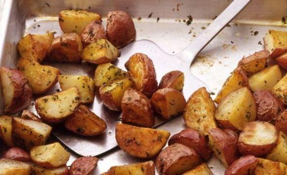 Вкусная молодая картошка со специями в духовке