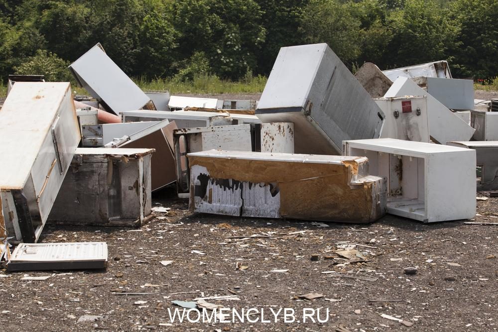 Зачем закапывать старый холодильник за домом на даче old-refrigerators-collected-and-waiting-to-be-recycled