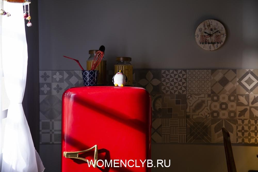Зачем закапывать старый холодильник за домом на даче kitchen-with-old-decking-and-red-refrigerator-retro-ambient-kit